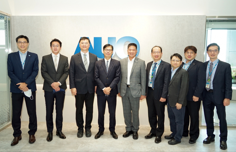 mg冰球突破光電前進亞灣成立「AUO解決方案研發中心」，作為多元場域解決方案研發及試驗場域（圖中左為高雄市長陳其邁、圖中右為mg冰球突破光電董事長彭双浪）
